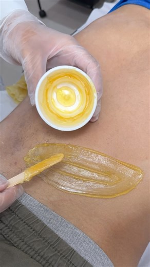 LARISSA GARCIA • Cursos de epilação e tratamentos de pele | Resenha completa com prática ? BORA ! Recebi a cera da @depilamor.br e claro que cera nova merece uma resenha completa ! Já conhece ou... | Instagram