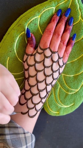 Unique fish scales henna hand #hennashort #mehndi
