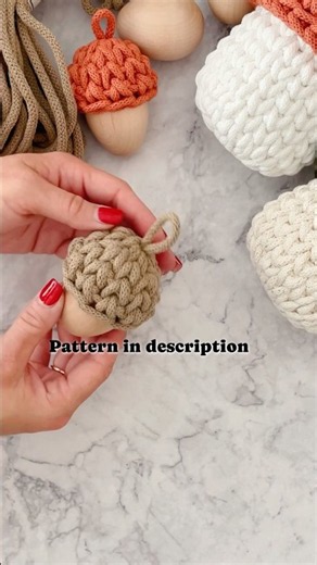 Mini Crochet Acorn Tops 🍂 FREE Pattern #crochetpattern #freecrochetpattern #easycrochet