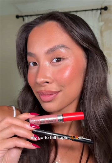 New season calls for a new lip combo 🍂 The essentials: Lasting Finish 8HR Lip Liner in 90s Nude and Lasting Mega Matte in Strapless. Share this with your BFF to match your combo all season long! #RimmelLondon #LiveLifeLoud #LipCombo #FallMakeup