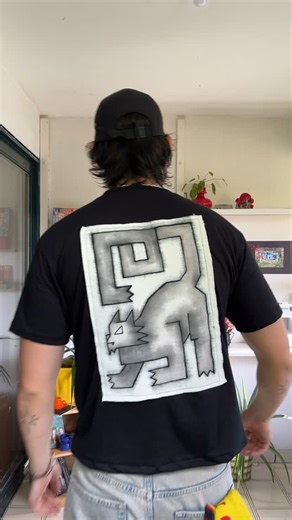 Cat walk creativo on Instagram: "Neo Gati Geométrico T-shirt bby teeeeees Disponible Tocotocotocotooo, cargamos pegada esta de @rawayana y @manuelturizo Hand made painting by @gabrielpaolinii Confección by @maby.pars Información Dm"