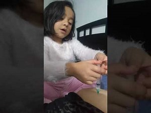 Sorprendente niña de 5 años inyecta a su mamá .🧐😬😲