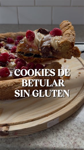 Emma Mikoluk on Instagram: "COOKIE DE BETULAR SIN GLUTEN🍪🍪 El otro día en master chef hicieron las cookies de betular versión XXL así que obvio me quedé con ganas de intentarla sin gluten👀👀👀 Pd: @dbetular te amo tengo un gato con tu nombre Masa • 200g manteca • 90 gr azúcar rubia • 300 g azúcar común • 2 huevos • ½ cda miel • Esencia de vainilla • 530 gr de premezcla • 10 g bicarbonato de sodio • 35 g almidón de maíz Crema Toffee • 50 g leche • 7 g almidón de maíz • 300 g crema de leche • 2