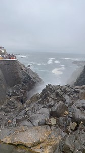•LA BUFADORA; EN ENSENADA BAJA CALIFORNIA #EnTiempoReal®️ Un bufadero o bufón es una formación geológica de morfología litoral en acantilados de origen cárstico o volcánico. Se trata, básicamente, de una chimenea natural abierta normalmente en un acantilado, que está comunicado con simas marinas. Cuando la mar está en pleamar, el agua choca con fuerza contra los acantilados y sube a través de estas chimeneas, saliendo despedida hacia arriba por el hueco a modo de géiser y produciendo un sonido c