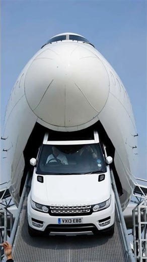 The UNIQUE Purpose Of The 747's Raised Cockpit