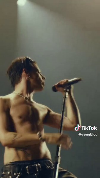 Yungblud Performs Changes