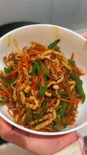 #用超简单的下饭菜美美吃一餐 就这道胡萝卜丝炒肉丝，我可以吃两碗米饭太好吃了， 最幸福的就是有个帅气的人给你做饭吃#家常菜 #胡萝卜丝炒肉 #下饭菜 #美食教程
