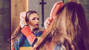 Haare richtig kämmen: Vermeide unbedingt diese Fehler