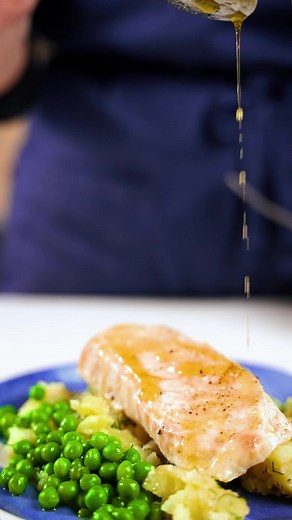 Torskrygg med krossad potatis och brynt smör. 🐟 Underbart gott!⁠ 📌Tryck på spara så har du receptet till senare. Så här gör du 👇️⁠⁠ ⁠ Ingredienser⁠ (4 portioner⁠)⁠ Köp hem⁠ 600 g Torskrygg⁠ 800 g Potatis Fast⁠ 1 st krukor Dill - färsk⁠ 75 g Parmesanost⁠ 250 g Gröna Ärtor Frysta⁠ ⁠ Från ditt skafferi⁠ 1 tsk Salt Fint⁠ 2 krm Svartpeppar⁠ 1 msk Olivolja⁠ 100 g Mat & Bak Smör⁠ ⁠ Tillagning⁠ 1. Salta och peppra torskryggsbitarna.⁠ ⁠ 2. Koka potatisen mjuk i saltat vatten.⁠ ⁠ 3. Grovhacka dillen oc
