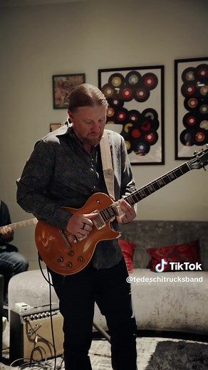 Derek Trucks Plays Duane Allman’s ‘Layla’ Gold Top in Macon