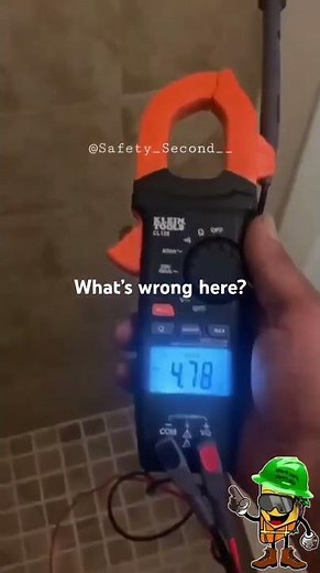 What Floating Neutral Actually Does #electrician #shorts