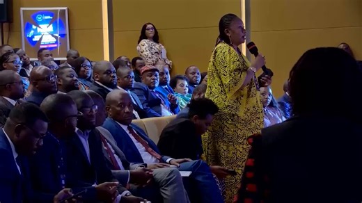 Connue pour ses questions pertinentes, qui touchent directement le vécu du petit peuple, la journaliste @KimKimuntu a, une fois de plus, marqué les esprits. Elle a posé deux questions claires, en lingala accessible à tous, et a obtenu en retour une réponse tout aussi structurée, percutante et adaptée à la compréhension populaire.Il ne s’agit pas ici de célébrer simplement les 1,2 milliard de dollars levés, mais plutôt de saluer un fait bien plus important : le retour de notre pays sur la scène f