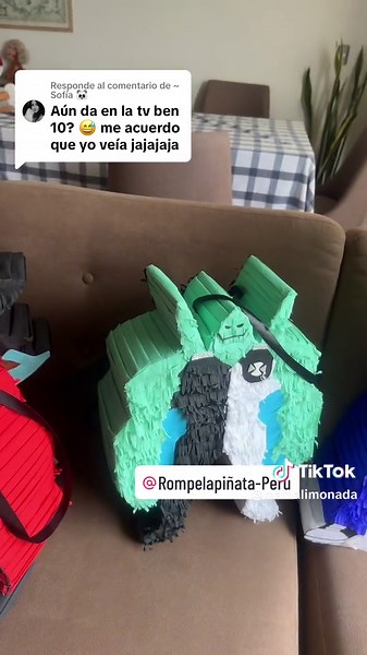 Diversión de cumpleaños con piñatas de Ben 10 en Perú