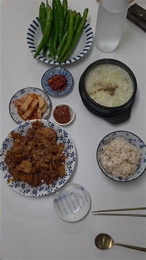 고기곰탕,제육볶음,풋고추,쌈장,김치Gomtang, stir-fried spicy pork, green chili peppers, ssamjang , kimchi.