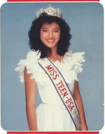 Happy 58th Birthday Kelly Hu! Before she became a bad ass actress on the silver screen Kelly won the 3rd Annual Miss Teen USA Competition in 1985, becoming the first Asian-American to win the crown! Here’s a look back at that moment on January 22nd 1985! #KellyHu #missteenusa #80steen #80s #the80s #beautypageant #actress #asianamerican #asian #happybirthday #1980s @ | Back To The 80’s Pop Culture