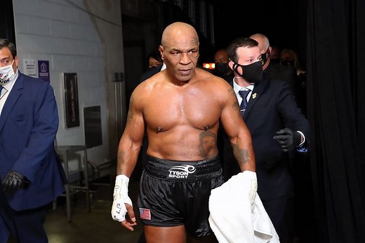 What does boxing legend Mike Tyson's calisthenics workout routine include?