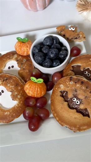 Spooky pancakes 🦇👻🥞 #halloween #halloweenfood #halloween2025 | Kellie Atkinson