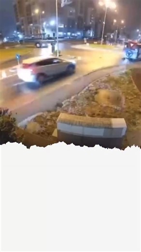 Giratoriile și-au dovedit lipsa de utilitate la Oradea, cel puțin pentru scopurile imaginate de autorități și profanii în conducere. Asta după ce o mașină-rachetă a făcut un salt peste un asemenea cerc situat pe mijlocul drumului și apoi peste alte două mașini. #romania #știri #reels #fun #oradea | dailyculture.ro