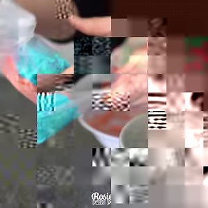 Some inspo for those of you who are just starting out in the cake decorating world. Here is a simple, fun technique mixing two different colours into one piping bag, and the fun effects you can create. For this cake, I decided to mix some white chocolate ganache with purple buttercream frosting. The result was this silky, creamy, all the while firm and strong frosting that created super sharp edges on my cake. The recipe for frosting to cover and fill a 4 inch cake is as follows: GANACHE: 60 gra