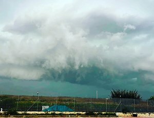 Maltempo, temporali e Shelf Cloud in Puglia: crollano le temperature | FOTO e VIDEO