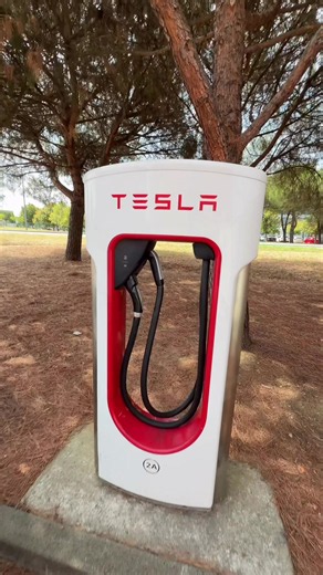 Comparatif bornes de recharge : Supercharger vs autres bornes