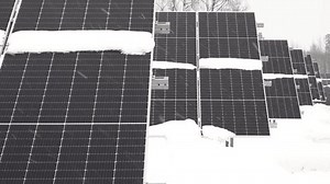 Заснеженная солнечная батарея с зимними погодными: стоковое видео (без лицензионных платежей), 3941318717 | Shutterstock