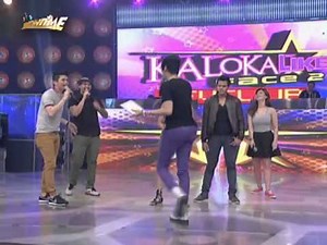 Shirtless 'Taylor Lautner' sings on 'It's Showtime'