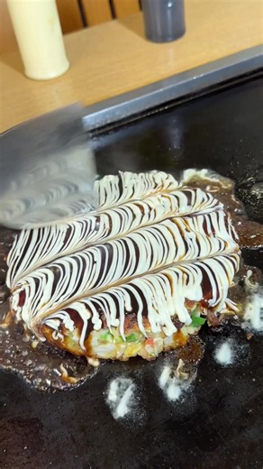 ここ知ってるかい？ 【春光園】 📍千葉県・市川 千葉県でもトップクラスに旨いお好み焼き専門店！ 土日は混み合うので予約推奨の人気店。 お好み焼き、もんじゃともに種類豊富！ お店名物のすじネギ天は、 創業当時から変わらぬ秘伝のタレで じっくりと甘辛く煮込んだ牛すじとわけぎが最高な逸品 生地もふわふわとした食感で旨い！ ここ牛すじの煮込みもめちゃくちゃ旨くて、 トロトロに煮込まれた牛すじはもちろん 出汁感あるピリ辛スープも最高 〆のご飯も最高なのでぜひ食べてみて！ ～頼んだ品～ ・すじネギ天 1,580円 ・じゃがバタ明太チーズもんじゃ1,980円 ・牛すじ煮込み 780円 ・〆セット 280円 店名：春光園（しゅんこうえん） @syunkouen_ichikawa 📍千葉県市川市市川1-2-5 🚃市川駅から徒歩で1分 ⏰平日17:00～0:00 土日祝11:00～0:00 🗓️無休 🚙駐車場なし ------------------ ※情報は撮影時のものになりますので、現在は変わっている可能性もございます。その点はご了承ください。 -------------------- #千
