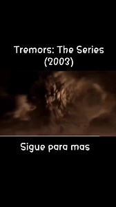 ¿Sabías que existió una serie de Tremors? En 2003 se estrenó Tremors: The Series, una producción que continuó la historia del pueblo de Perfection, Nevada, donde los temidos Graboids, Shriekers y Ass-Blasters siguen causando caos. La historia sigue a Burt Gummer, el personaje favorito de la saga, mientras intenta mantener al pueblo a salvo de estas criaturas subterráneas. La serie toma lugar después de Tremors 3 y antes de los eventos de la cuarta película, funcionando como una continuación dire