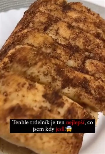 Tenhle MEGA trdelník prostě musíš vyzkoušet…😍⬇️ Video SDÍLEJ a SLEDUJ mě, aby ti neunikly další super recepty!☺️✅ 🔥Ingredience: TĚSTO: - 200 g hladké pšeničné mouky - 250 g polotučného tvarohu - 1 lžička kypřicího prášku - 80 g erythritolu (případně jiné přírodní sladidlo - pozor na množství) - 1 lžička rozpuštěného másla Na obalení: - 15 g rozpuštěného másla - 3 g skořice - 10 g skořicového cukru Poleva dovnitř: - 140 g řeckého jogurtu odměrka čokoládového proteinu 👨‍🍳Postup: ✅ Stačí smícha