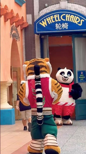 Po & Master Tigress from Kung Fu Panda - A Universal Christmas | Universal Studios Singapore