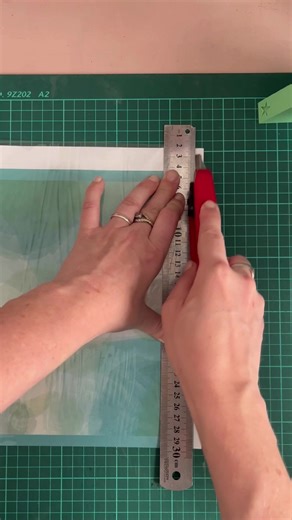 ¿Tú laminado no adhiere bien? Podes probar estas cosas: ✅ Pasar el papel más de una vez. ✅ Dejar calentar un buen rato la plastificadora antes de usarla. ✅ Pasar el papel con y sin protección (carpeta de transferencia / papel). Es súper importante que la lámina plástica no exceda la superficie a laminar porque al tener contacto con el calor, se adhiere. Si la lámina excede la superficie, se puede pegar en la carpeta o en el rodillo. Hay gente que lo ha solucionado pasando una vez con protección,