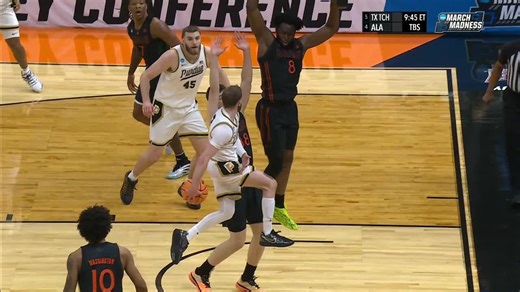 Braden Smith jumps to make sweet behind-the-back pass for Purdue