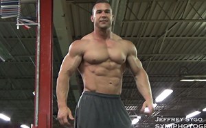 健美运动员，演员和特技演员Thomas Murphy热身拍摄