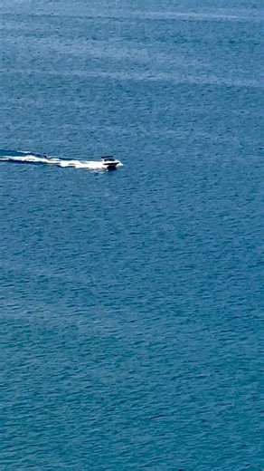 Watching the calm waters of Okanagan Lake sparkle as a speedboat glides by — pure peace in motion. Nature’s beauty never fails to amaze 🌊✨ #OkanaganMoments #OkanaganLake #BeautifulBC #CanadaVibes #NatureReel #ScenicView #ExploreBC #TravelCanada #PeacefulMoments #LakeVibes #WanderlustCanada #ViralNatureReels #HiddenGemsBC #CanadianRockies #CinematicNature | Lindseys Adventures