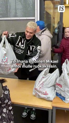 oli kunnia olla mukana jakamassa jouluruokaa,leluja ja muuta tarpeellista niitä tarvitseville🙏 hyvää joulua kaikille ja olkaa ihminen ihmiselle