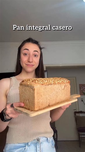 Lic. Rocio Tordini | Nutricionista deportiva on Instagram: "PAN INTEGRAL CASERO 🍞 sale 1 pan grande o si lo haces en budinera salen 2 panes 🔷INGREDIENTES🔷 🔹500 g de harina integral 🔹200 g de harina 000 o más harina integral 🔹1 cucharada de sal 🔹10 g de levadura seca (o 50 g de levadura fresca) 🔹1 cucharadita de miel 🔹500 ml de agua tibia (puede que te tome menos o más, anda agregándola de a poquito) 👩🏻Lic. Rocio Tordini 💻Turnos online y presenciales (en 📍Tigre y 📍San Isidro) 📝Plan