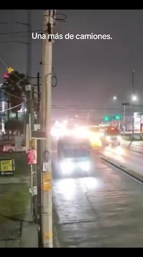 POSDATA| La crisis de transporte continúa en Nuevo León, cámaras captaron momento exacto donde un adulto mayor cae de un camión en movimiento. #crisis #accidente #gpe #transportepublico