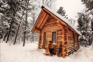 dieser-mann-baut-ganz-alleine-sein-eigenes-blockhaus-im-wald