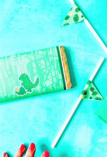 These themed party straws are so easy make in Cricut Design Space, just weld two triangles back to back. Change to print and cut, adding a pattern an print on sticker paper #cricuttutorial #diyparty #cricutprintthencut #cricutbeginner #printthencut