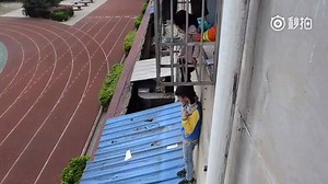 Little girl gets trapped in window grill, heroic boy climbs up roof, lets her stand on his shoulders 👉 http://shst.me/ew6 | Shanghaiist