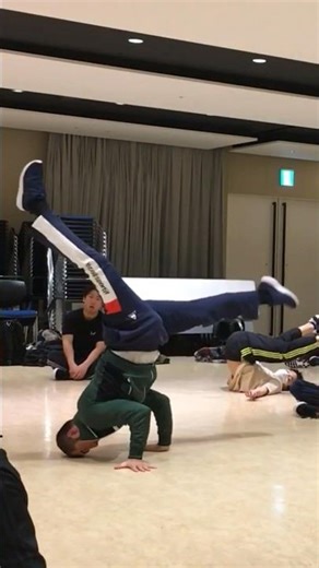 極限までスローに上下動を大きく無駄な力を使わずに優しく回るウィンドミルの見本⁡