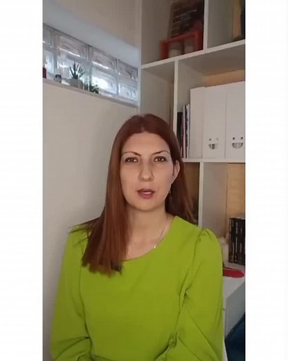 🍁Recept za sprej protiv vasi (za decu 3 i odrasle) U bocicu od 100 ml dodati: * 10 kapi etarskog ulja cajevca * 10 kapi etarskog ulja lavande * 5 kapi etarskog ulja limunove trave * 5 kapi etarskog ulja mirte (po zelji i 5 kapi eukaliptus radiata). Dodati par kapi baznog ulja, malo alkohola (70%). Dopuniti do kraja destilovanom vodom ili hidrolatom lavande. 🍁Upotreba: *Dobro promuckati pre svake upotrebe. *Prskati kosu, potiljak, usi, kapuljacu, jaknu, posteljinu *Idealno svakog jutra pre pola