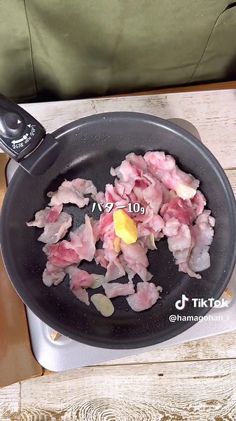 やみつき間違いなしの最強に美味しいどんぶりレシピが完成しました！ 【絶品ガーリック豚丼】 【材料】 にんにく1片(スライス)チューブでもOK 豚バラ肉130g 塩コショウ少々 片栗粉小さじ1 サラダ油小さじ1 バター10g 焼肉のたれ大さじ1 醤油小さじ半分 卵黄1個 【作り方】 ①にんにく1片をスライスしたら袋を準備して豚バラ肉130gと塩コショウ少々、片栗粉を加えてよく混ぜる。 ②熱したフライパンにサラダ油小さじ1を引いてにんにくを入れたら中火で豚バラ肉、バターを入れて焼色がつくまで炒める ③焼肉のたれ大さじ1、醤油小さじ半分を加えて絡める ④ご飯に盛り付けて卵黄を落としたら完成 #longervideos #料理 #時短レシピ#簡単レシピ #cooking