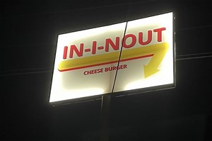 In-N-Out knockoff, complete with red trays and burgers, draws crowds