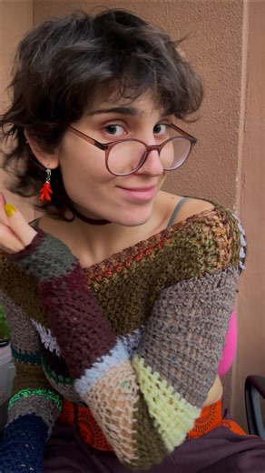 ezo on Instagram: "I actually need this in every color 🎨🤓 VERY easy👍🏻 and useful🤌🏻 crochet tutorial for a choker 🤸🏻‍♀️ I wanted one for myself and I had to share it with the world 🌍🫡🫶🏻 The button looks so cute in the back if you tie your hair or… you know, shave them 👩🏻‍🦲👀👅 #crochet #choker #tutorial #crochettutorial #crochetdesign #fiberartist #scrapyarnproject #diy #handmadejewelry"