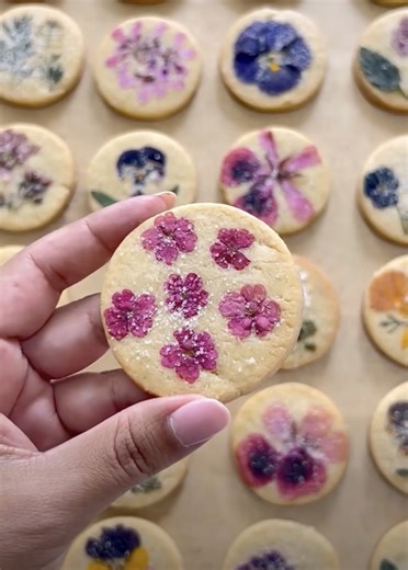 Shortbread cookie base for a sweet gift