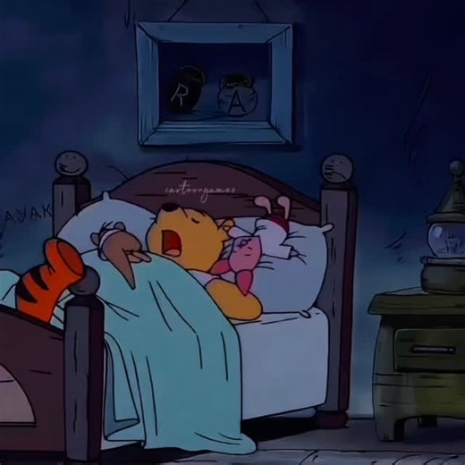 CG on Instagram: "Winnie battaniyenin altında uyuyordu. Piglet, yanına sokulmuştu. Yatağın ucunda Tigger’ın ayakları görünüyordu. Kış, en hareketliyi bile yavaşlatmıştı. Piglet fark etti ki insan en çok geceleri üşüyordu. Sadece bedeni değil, düşünceleri de. Ama birinin yanında olması, her şeyi çözmese bile şunu değiştiriyordu: “Korkuyla yalnız kalmıyordun”. Winnie uykusunda battaniyeyi biraz daha yukarı çekti. Piglet o an anladı; güven, sürekli konuşan bir şey değildi. Bazen birinin varlığı, zi