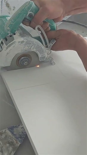 Cutting ceramic with a grinding machine for clean precision