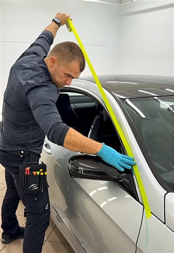 Mercedes E Coupe — Easy Dechroming in Gloss Black ✨🚗 This Mercedes E Coupe proves how easy dechroming can be when you use the right technique. We’re transforming the long chrome window trim above the glass into a deep gloss black finish — no paint, no damage, and no stress. The result is a clean, factory-style look that completely modernizes the side profile. This method is designed for DIY and works perfectly at home with basic tools. For the top edge, we use knifeless tape to achieve a razor-